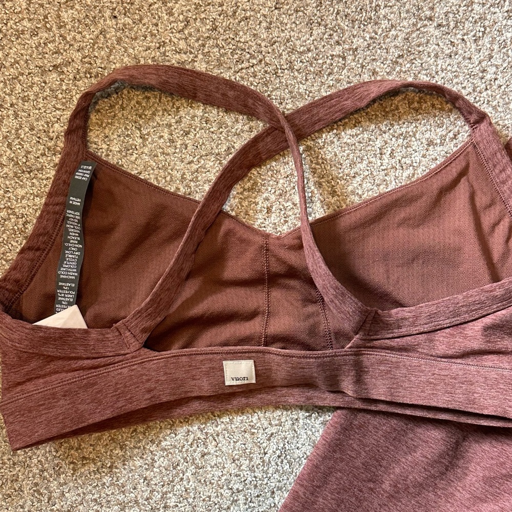VUORI elevation hazelnut Sports Bra & Leggings Set
Gently used.
Top L
Bottom S - Picture 8 of 10